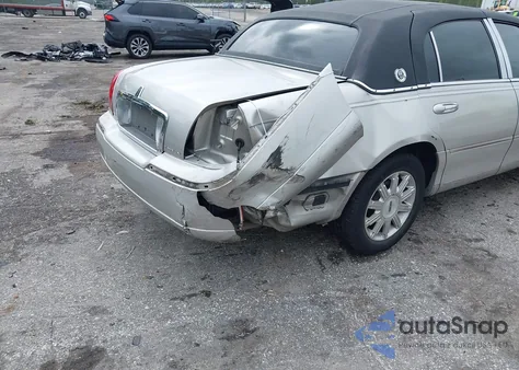 2008 Lincoln Town Car Signature Limited from USA, damaged, VIN 2LNHM82V88X640299